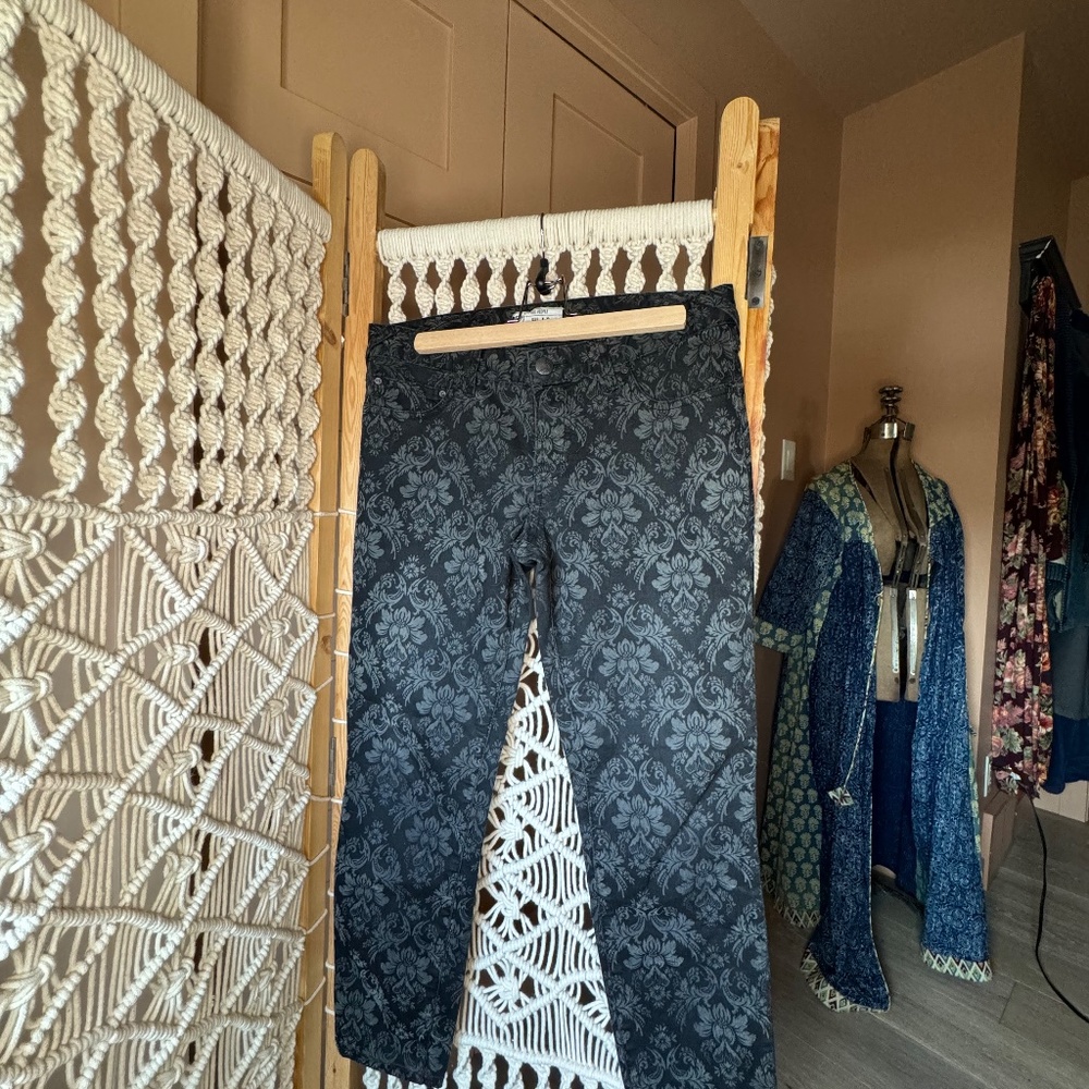 Free People sz 29 good used condition, mid rise - Picture 3 of 6